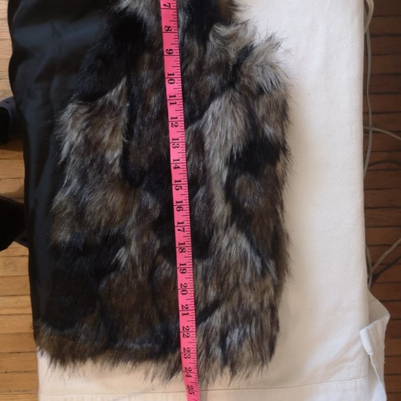 2/$40 Petite Studio Faux Fur Vest New - Picture 8 of 8